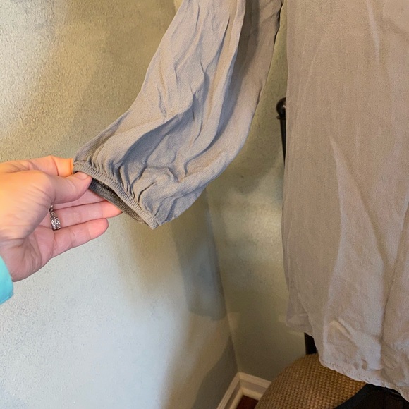 ⬇️Sofia long sleeve Vneck Top - Picture 3 of 8